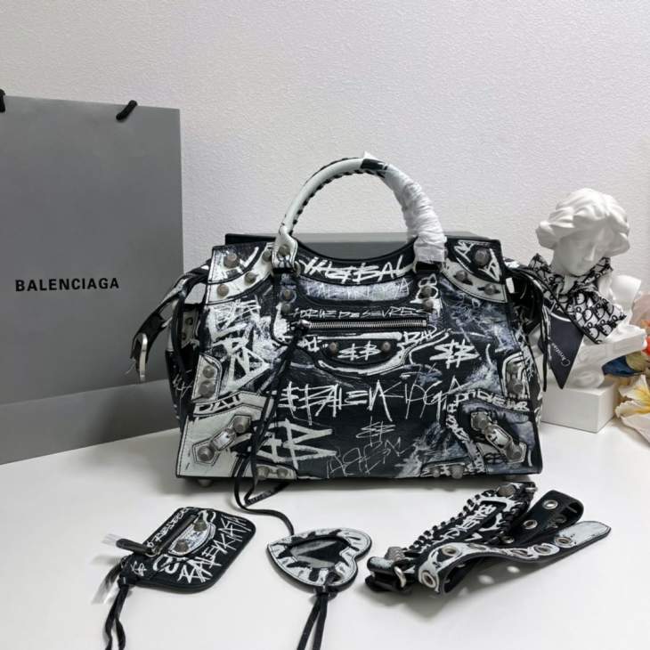 Picture of Balenciaga Handbags _SKUfw177415592fw